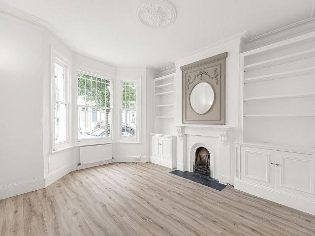 Flat for sale in Fulham, Greater London