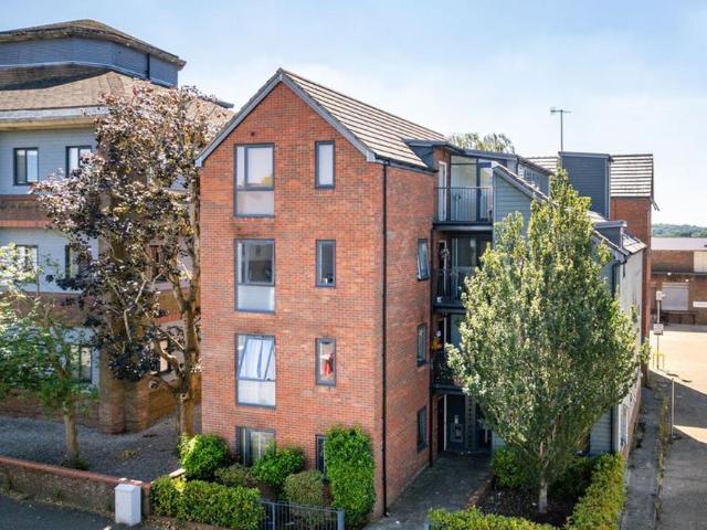 Flat for sale in Perryfields, West Sussex