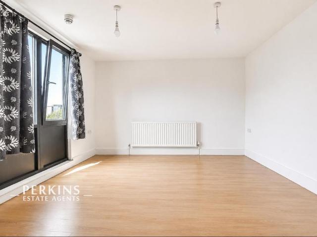 Flat for sale in Hayes, Greater London