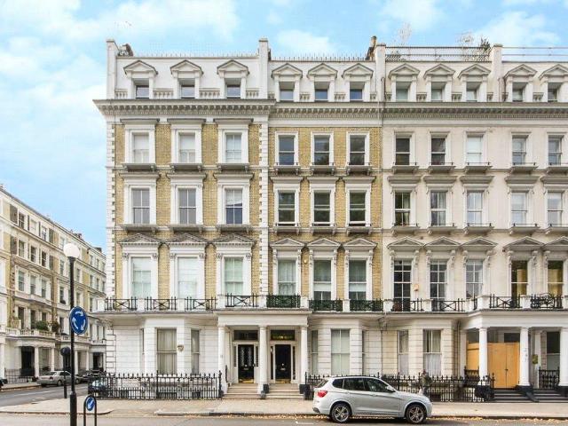 Flat for sale in South Kensington, Greater London