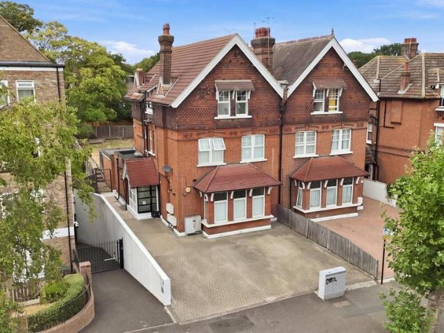 Flat for sale in Snaresbrook, Greater London