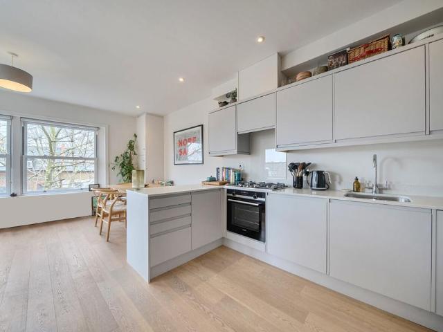 Flat for sale in East Dulwich, Greater London