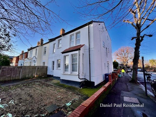 Flat for sale in London Borough of Ealing, Greater London