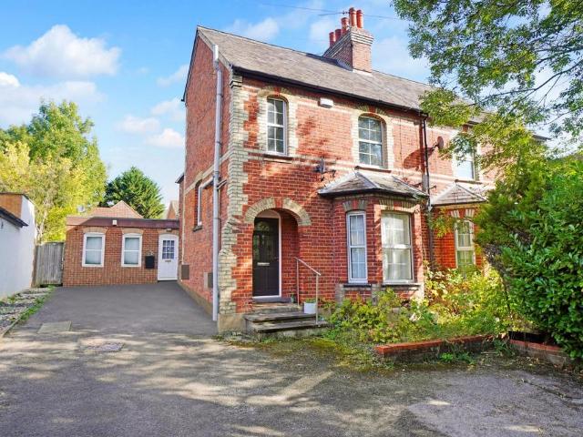 Flat for sale in Loudwater, Buckinghamshire