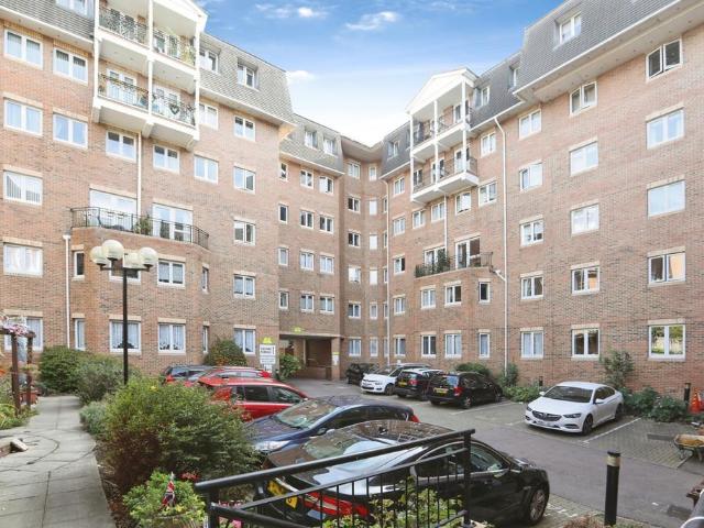 Flat for sale in Luton, Chatham