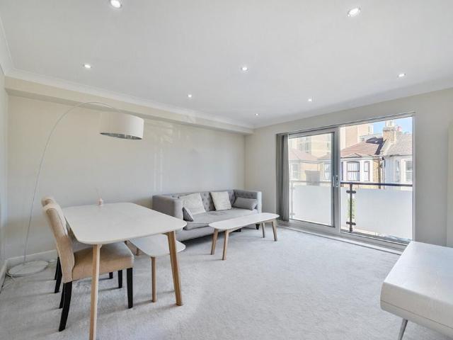 Flat for sale in London Borough of Merton, Merton Park