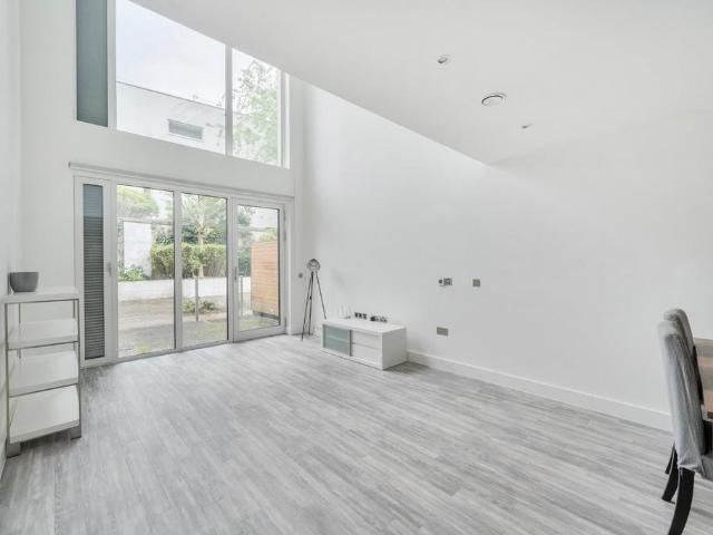 Flat for sale in Archway, Greater London