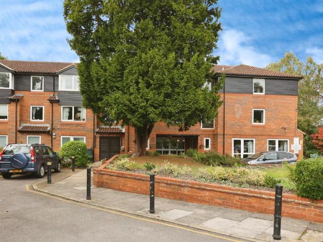 Flat for sale in Bushey, Bushey Heath