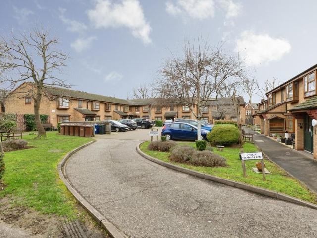 Flat for sale in Grays, Essex