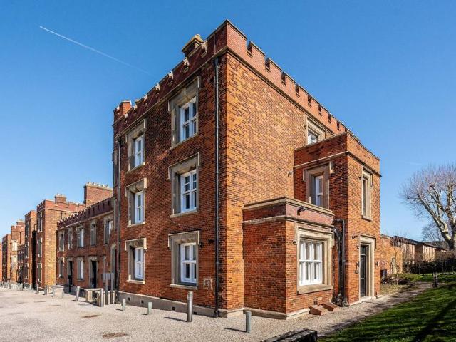 Flat for sale in Shooters Hill, Greater London
