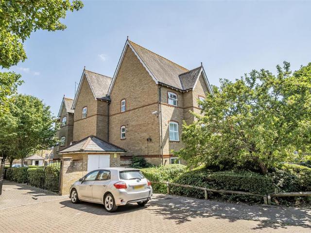 Flat for sale in Preston, Greater London