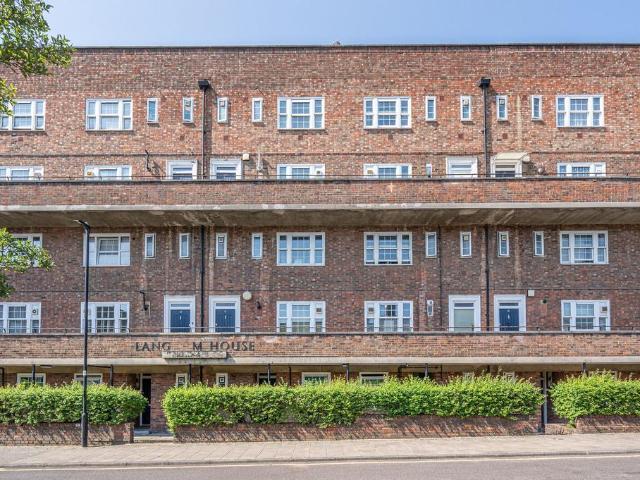 Flat for sale in Clapham, Greater London