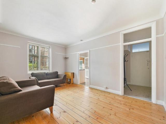 Flat for sale in London Borough of Merton, Raynes Park
