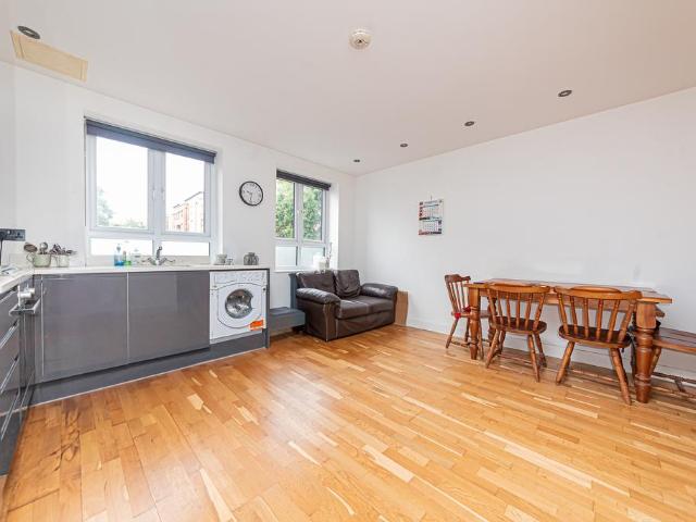 Flat for sale in Heol-las, Surrey