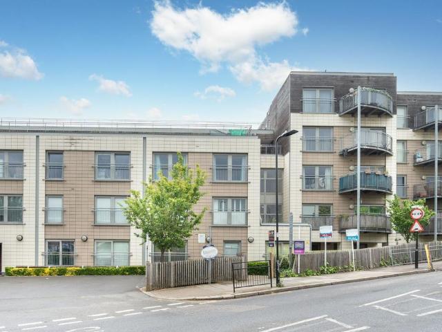 Flat for sale in London Borough of Ealing, Greater London