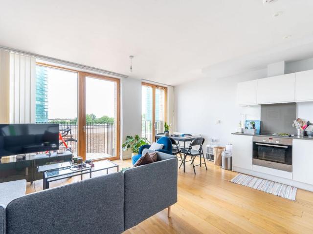 Flat for sale in North Kensington, Greater London