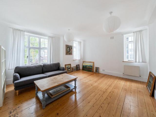 Flat for sale in Highgate, Greater London