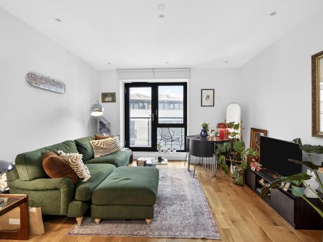 Flat for sale in Suttons Wharf, Mile End