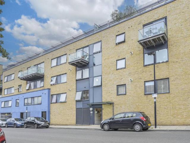 Flat for sale in Isle Of Dogs, Isle Of Man