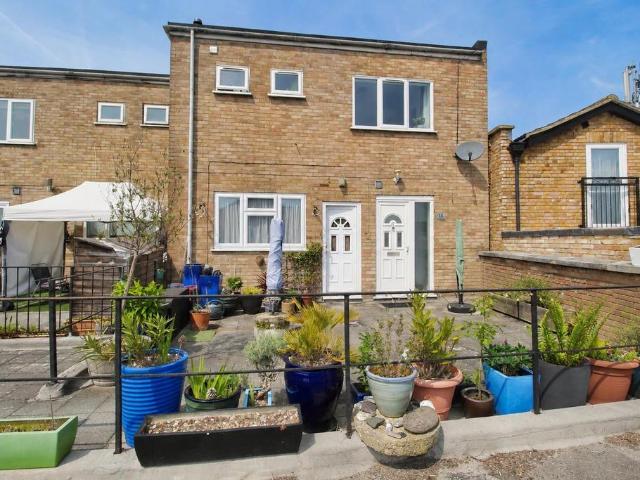Flat for sale in Broxbourne, Hertfordshire