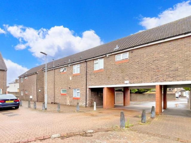 Flat for sale in Marks Gate, Greater London