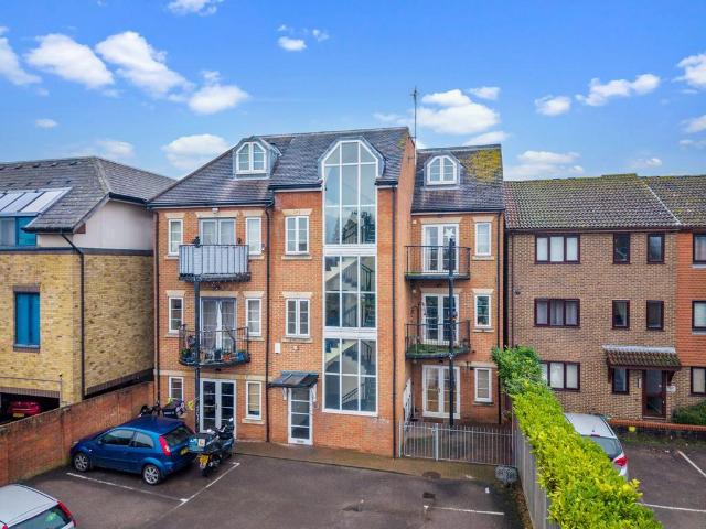 Flat for sale in Row Town, Surrey