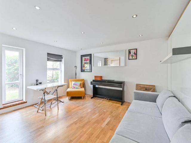 Flat for sale in East Greenwich, Greater London