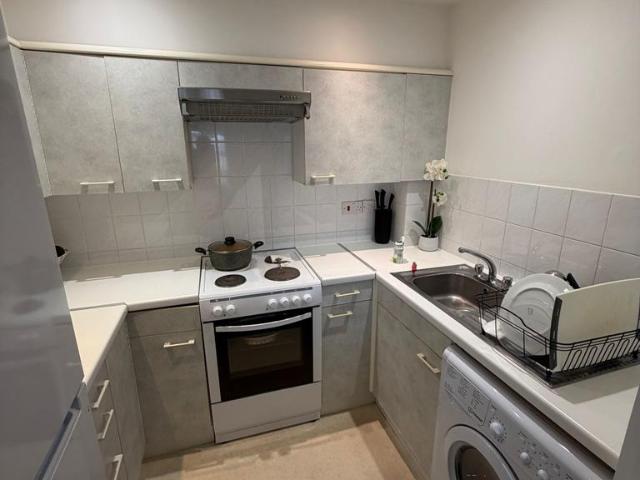 Flat for sale in Worcester Park, Greater London
