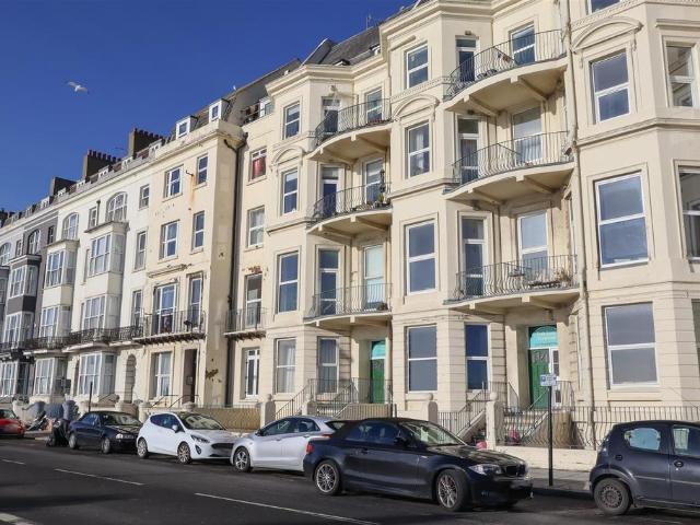 Flat for sale in Bohemia, Guestling Green