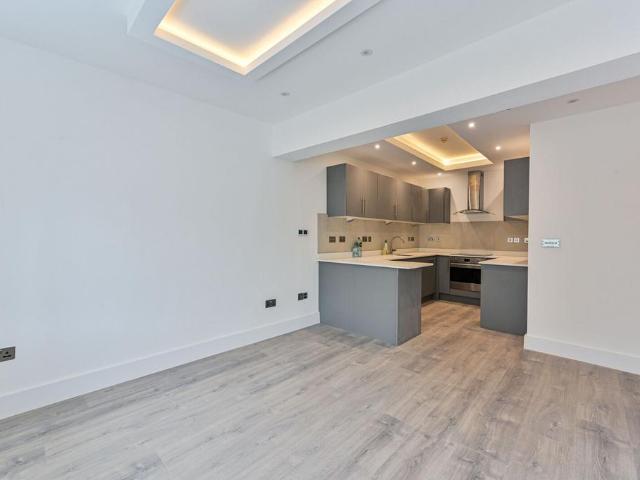 Flat for sale in Fulham, Greater London