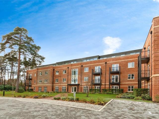 Flat for sale in Sunningdale