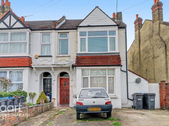 Flat for sale in London Borough of Croydon, Greater London