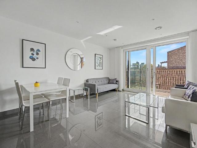 Flat for sale in Elephant and Castle, Greater London