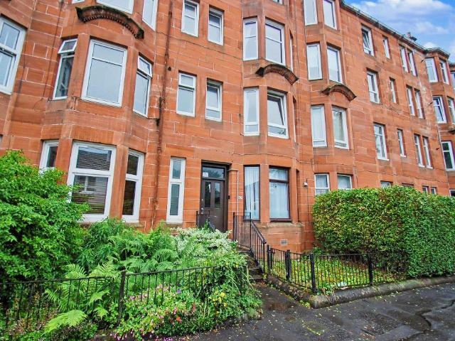 Flat for sale in Craigton, Scotland