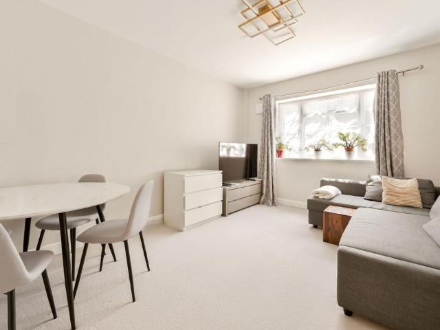 Flat for sale in London Borough of Ealing, Greater London