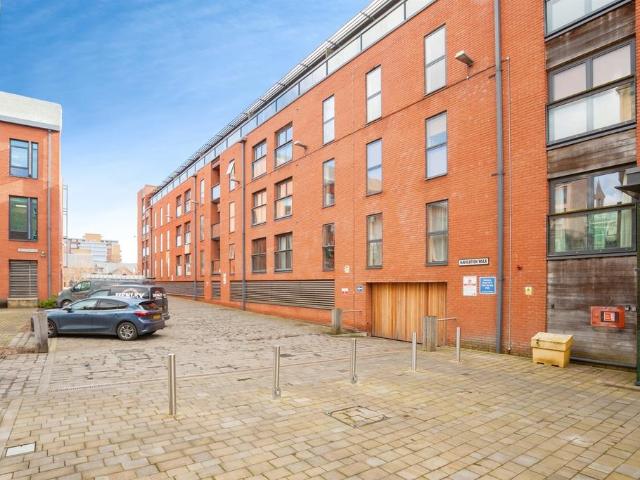 Flat for sale in Belle Isle, West Yorkshire