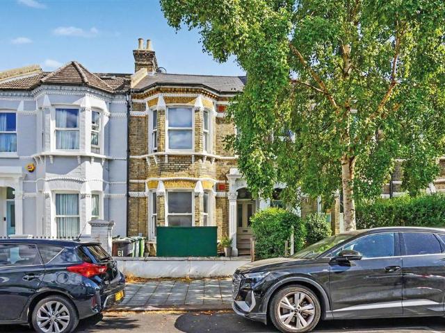 Flat for sale in Clapham, Greater London