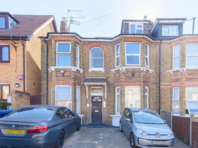 Flat for sale in Hendon, Greater London