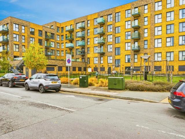 Flat for sale in Monks Orchard, Kent