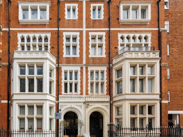 Flat for sale in Bayswater, Greater London