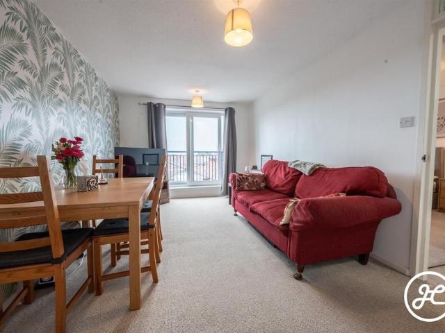 Flat for sale in Bridgwater, Somerset