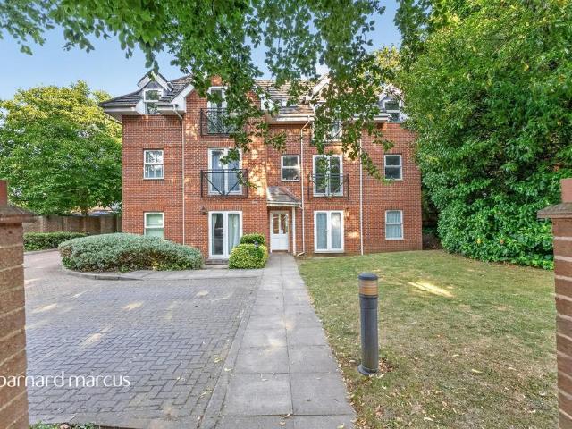 Flat for sale in London Borough of Croydon, Greater London