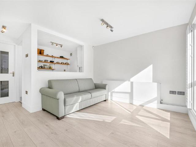 Flat for sale in Stepney, Greater London
