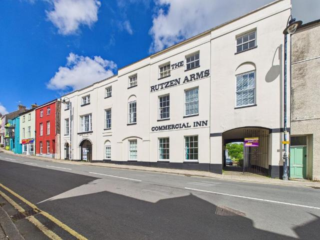 Flat for sale in Narberth, Wales