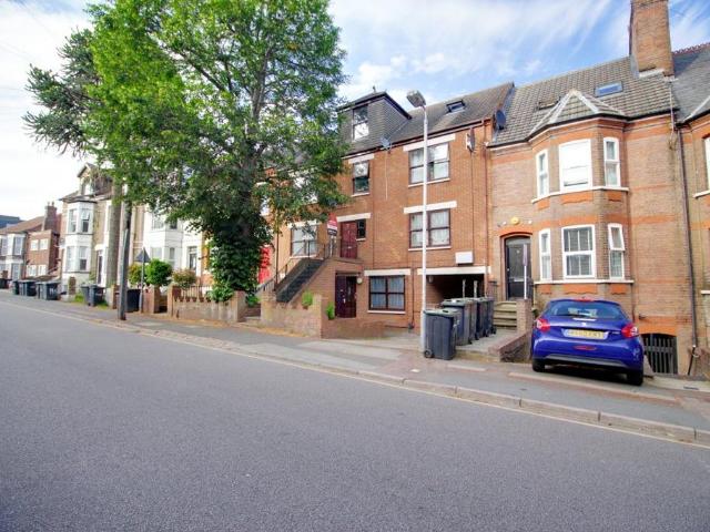 Flat for sale in Spring Park, Luton