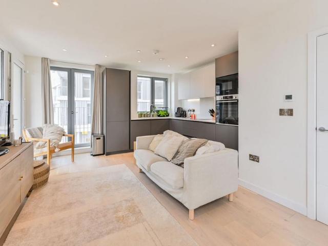 Flat for sale in Battersea, Greater London
