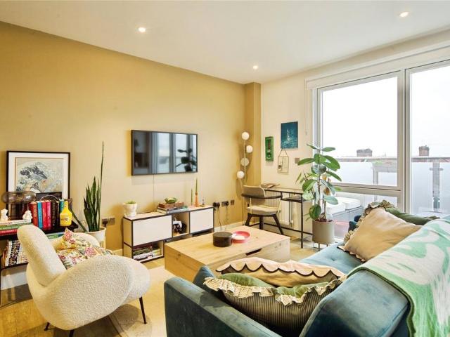Flat for sale in New Southgate, Greater London