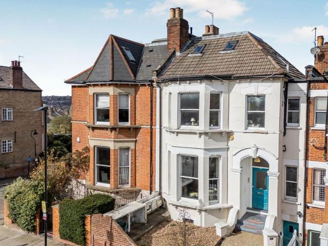 Flat for sale in Stroud Green, Greater London