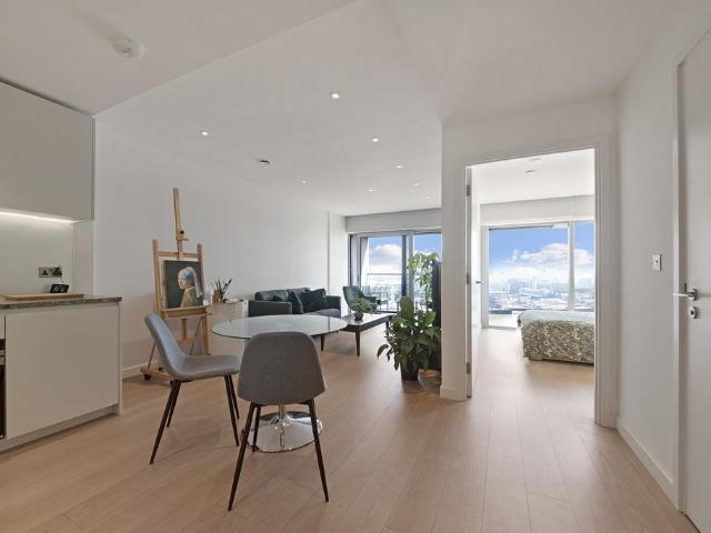 Flat for sale in Greenwich Peninsula, Greater London