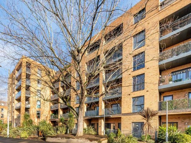 Flat for sale in New Malden, Greater London